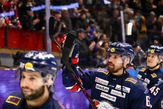 Linköpings Jonas Holös tackar supportrarna