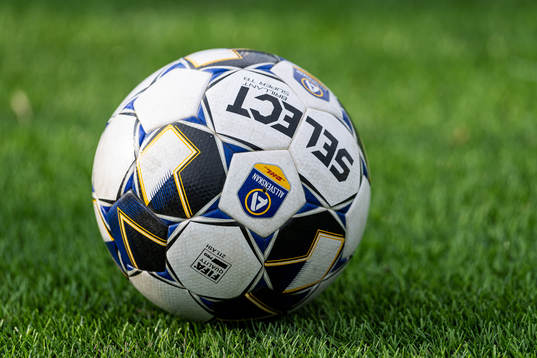 En fotboll ligger på konstgräsmattan
