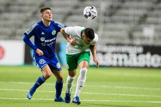 Sundsvalls Johan Andersson i kamp om bollen med Hammarbys