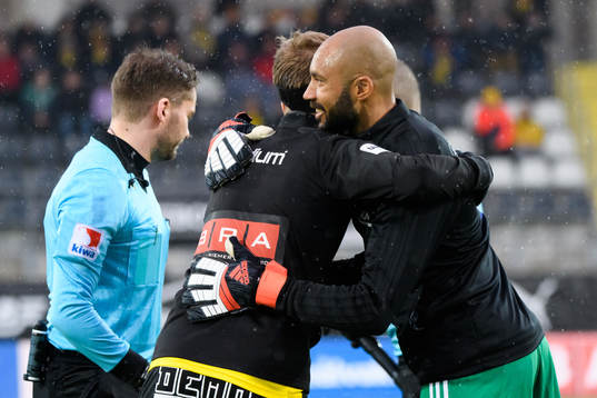 Häckens Rasmus Lindgren och Östersunds målvakt Aly Keita