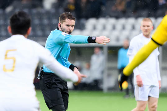 Domare Joakim Östling pekar på straffpunkten