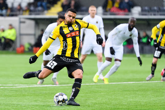 Häckens Ahmed Yasin skjuter en straffspark