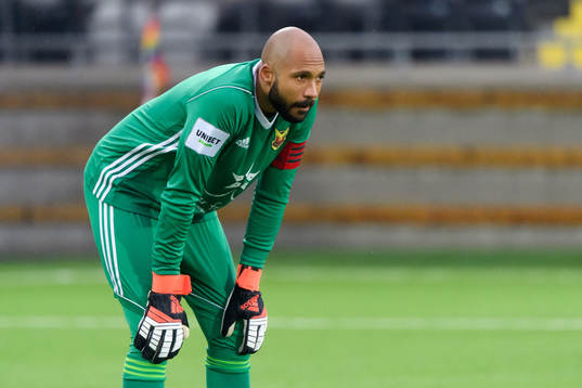 Östersunds målvakt Aly Keita deppar