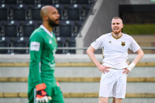 Östersunds målvakt Aly Keita och Thomas Isherwood deppar