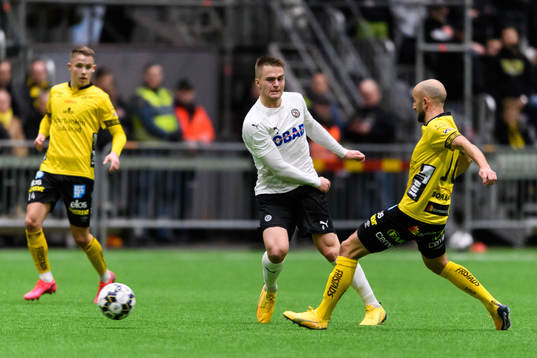 Örebros Benjamin Hjertstrand och Elfsborgs Robert Gojani