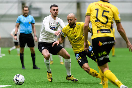Elfsborgs Robert Gojani och Örebros Simon Amin