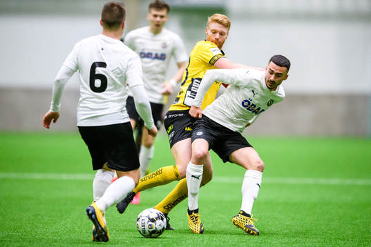 Elfsborgs Sivert Heltne Nilsen och Örebros Simon Amin