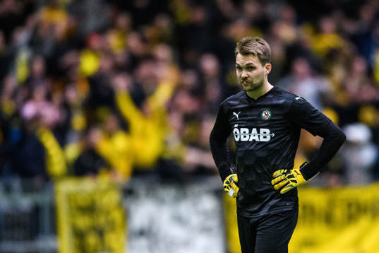 Örebros målvakt Oscar Jansson deppar