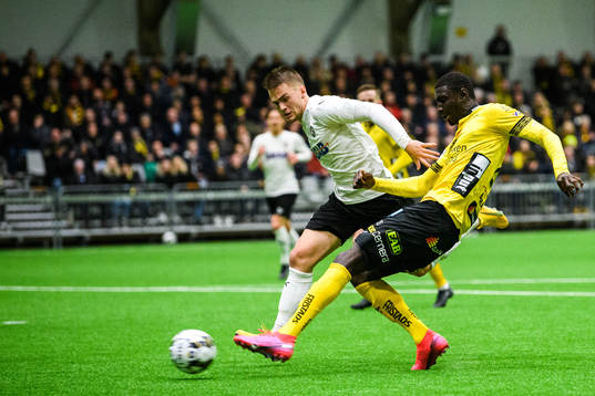 Elfsborgs Marokhy Ndione gör 1-0 bakom Örebros Benjamin