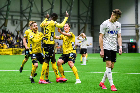 Elfsborgs Rasmus Alm, Simon Olsson och Marokhy Ndione jublar