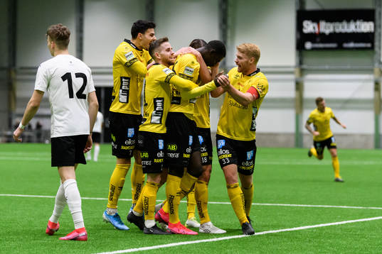 Elfsborgs Marokhy Ndione gör 1-0 och gratuleras av Deniz