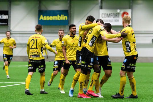 Elfsborgs Marokhy Ndione gör 1-0 och jublar med övriga