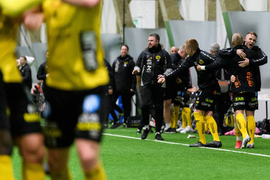 Spelarna och ledare på bänken jublar