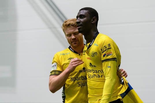 Elfsborgs Marokhy Ndione klappas om av Sivert Heltne Nilsen