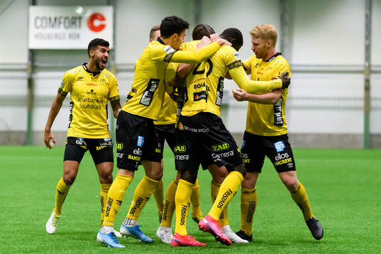 Elfsborgs Marokhy Ndione klappas om av lagkamraterna