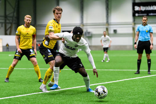 Elfsborgs Leo Väisänen och Örebros Kevin Wright