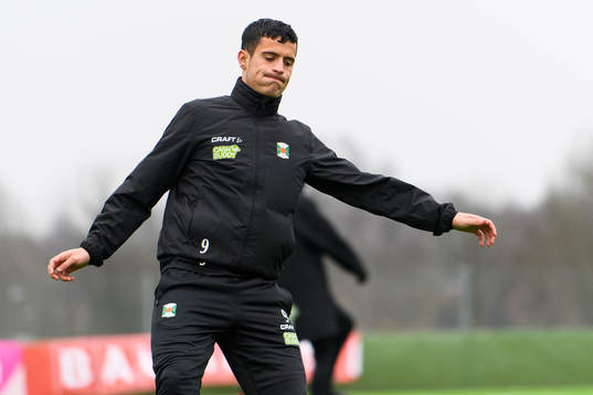 Varbergs Astrit Seljmani före fotbollsmatchen i Svenska