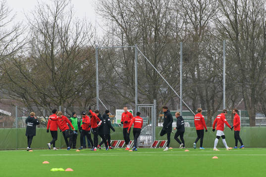Brommapojkarnas spelare värmer upp före fotbollsmatchen i