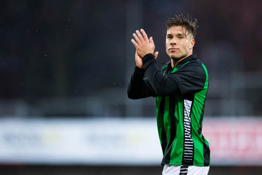 Gais Nikola Ladan tackar publiken när han byts ut