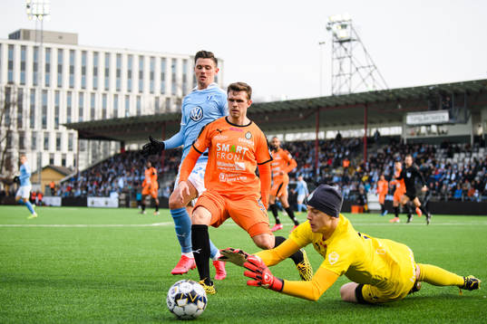 AFC Eskilstunas målvakt Wille Jakobsson  räddar skott