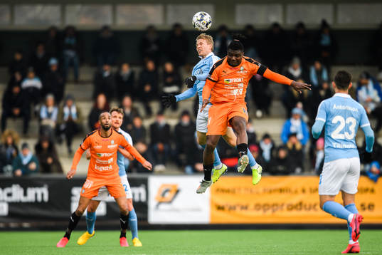 Malmö FFs Oscar Lewicki och AFC Eskilstunas Onyedikachukwu