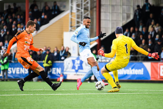 Malmö FFs Isaac Kiese Thelin och AFC Eskilstunas målvakt