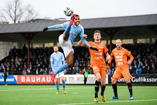 Malmö FFs Isaac Kiese Thelin och AFC Eskilstunas Adnan