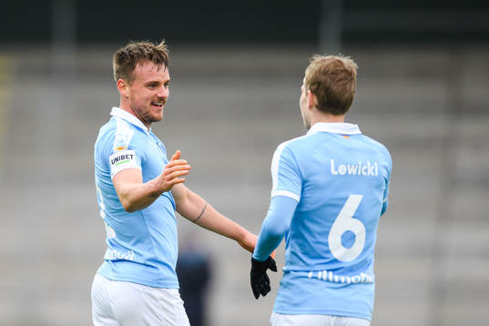 Malmö FFs Eric Larsson och Oscar Lewicki jublar