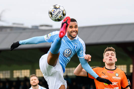 Malmö FFs Isaac Kiese Thelin och AFC Eskilstunas Adnan