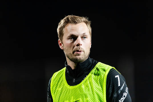 s Sebastian Larsson värmer upp