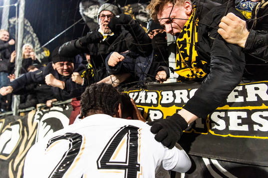 s Jasir Asani jublar med supportrar