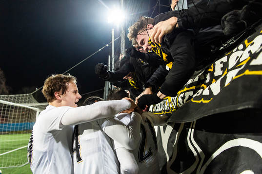 s Saku Ylätupa och AIK:s Jasir Asani jublar