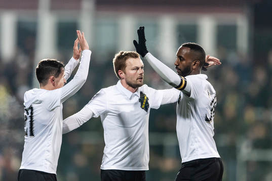 s Jasir Asani, AIK:s Sebastian Larsson och AIK:s Henok
