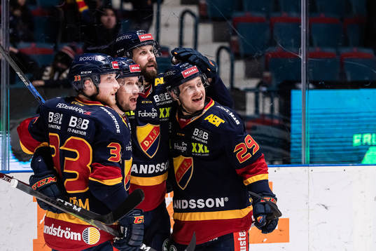 Djurgårdens Dick Axelsson jublar med lagkamrater