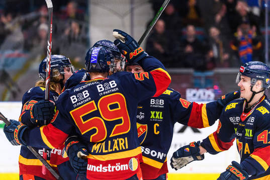 Djurgårdens Patrik Berglund jublar med lagkamrater