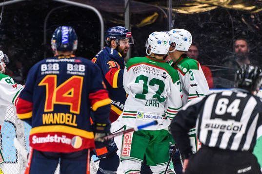 Djurgårdens Dick Axelsson i bråk med Rögles Daniel Zaar