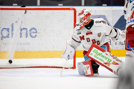 Modos målvakt Erik Hanses släpper in mål