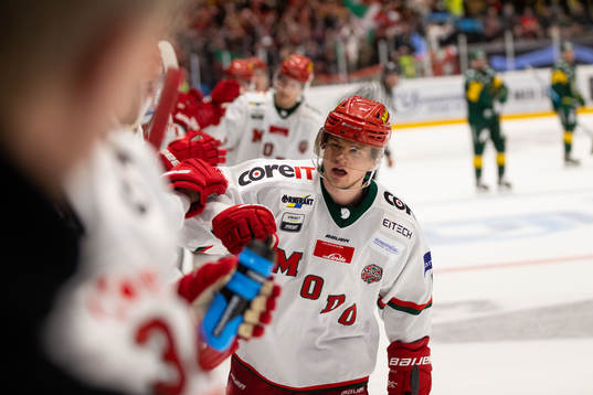 Modos Mattias Norlinder blir grattad