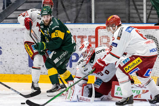Björklövens Alexander Wiklund framför målvakt Patrik