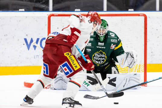 Modos Jonathan Johansson och Björklövens målvakt Joe