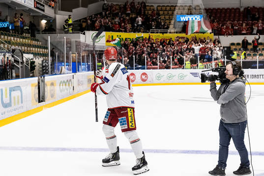 Modos Magnus Häggström tackar supportrarna
