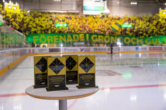 Guldtröjan pokaler innan ishockeymatchen i