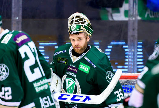 Färjestads målvakt Markus Svensson deppar