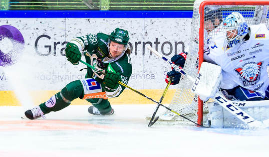 Färjestads Jesper Olofsson och Linköpings målvakt Jacob