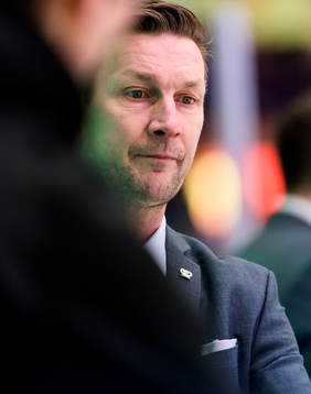 Färjestads huvudtränare Johan Pennerborn deppar