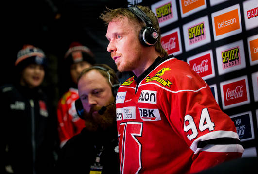 Örebros Ryan Stoa blir intervjuad av CMORE