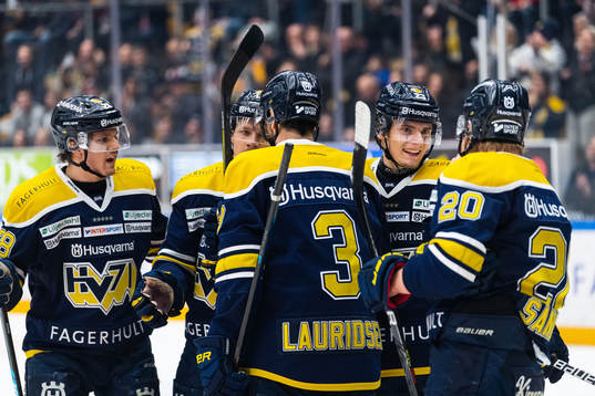 s Lias Andersson jublar med lagkamrater