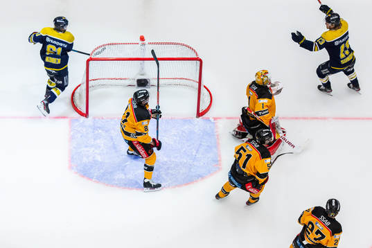 s Juuso Ikonen och Oscar Sundh jublar