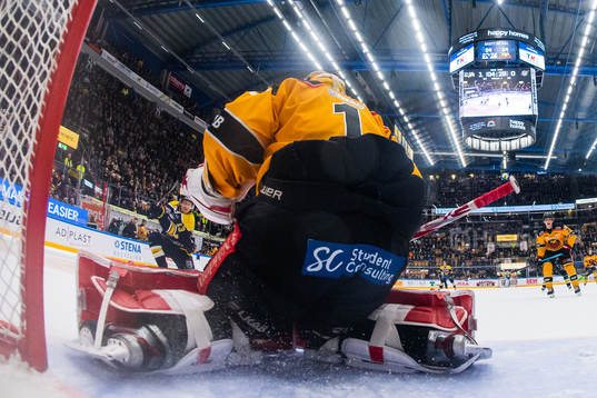 s Oscar Sundh gör 2-0 bakom Luleås målvakt Jesper