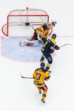s Simon Önerud ser Lias Andersson (ej i bild) göra 1-0